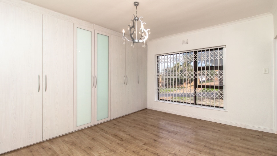7 Bedroom Property for Sale in Loevenstein Western Cape